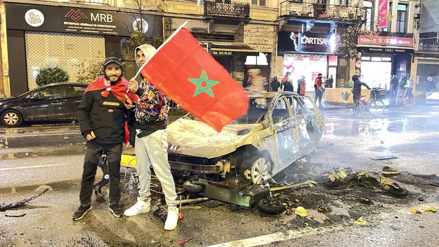 KÉPEK: felgyújtott kocsik, erőszak – elképesztő pusztítást végeztek a marokkói szurkolók Brüsszelben