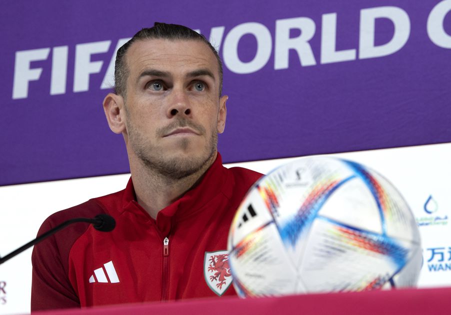 A walesi Gareth Bale egy dohai sajtóértekezleten 2022. november 28-án. Wales másnap Anglia ellen játszik a katari labdarúgó-világbajnokság B csoportjának harmadik fordulójában (Fotó: MTI/EPA/Georgi Licovszki)
