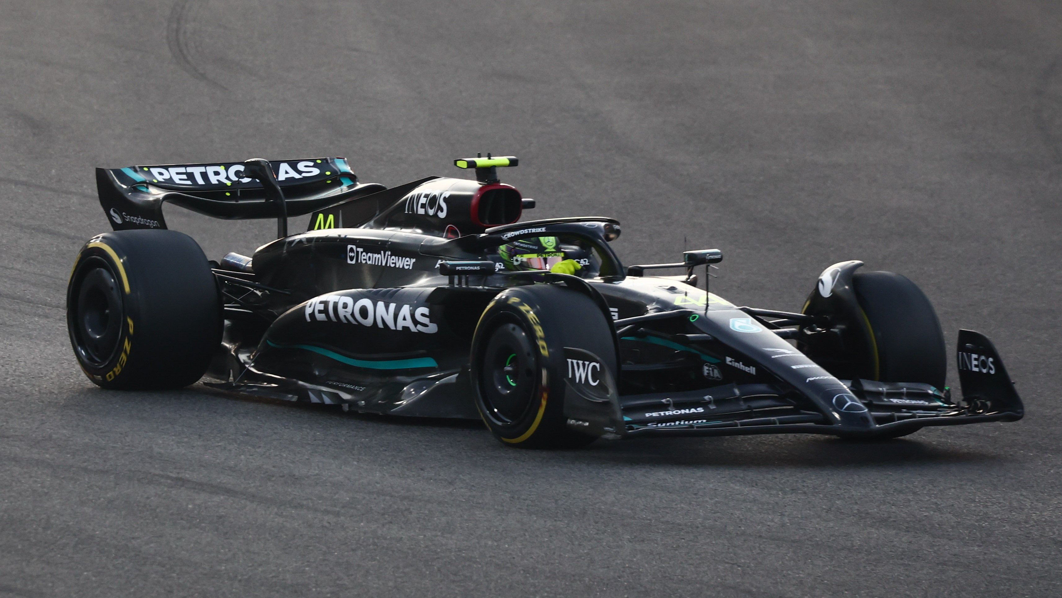 Mozgalmas hetek elé néznek a Mercedesnél, hogy az ideinél versenyképesebb autót állítsanak ki. (Fotó: Getty Images)