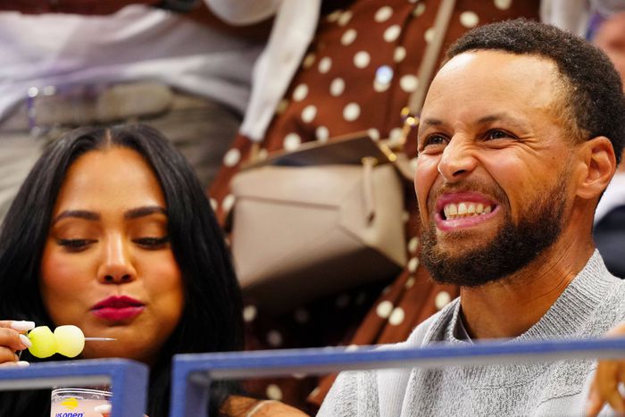 Kicsivel a mérkőzés vége előtt elhagyta a pályát Curry