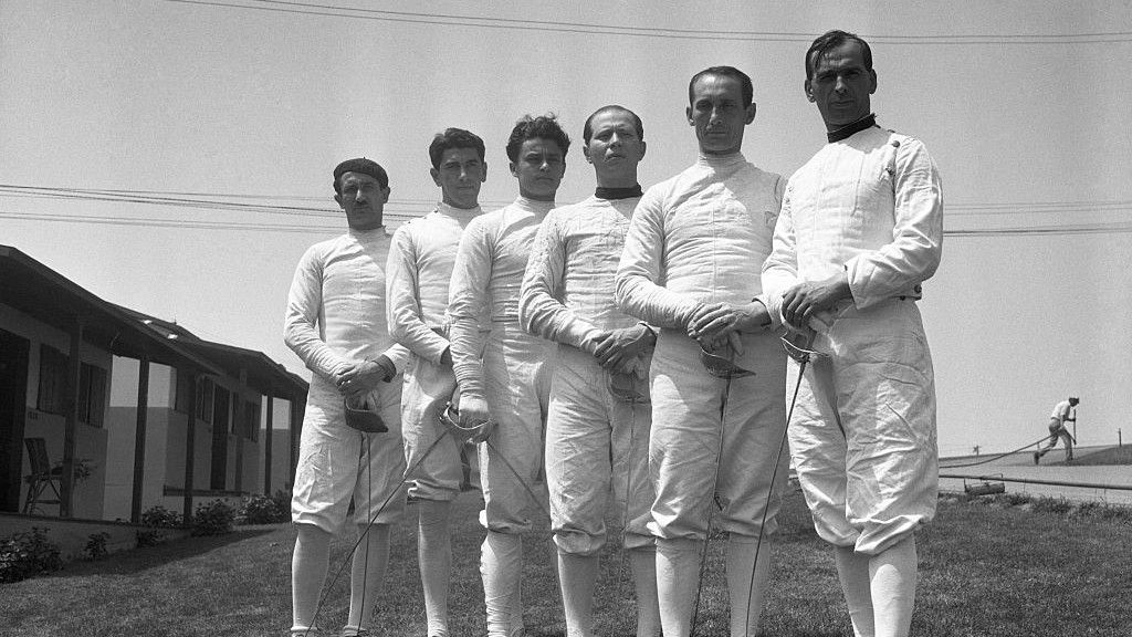 A képügynökség szerint ez az 1928-as olimpiai bajnok magyar kardcsapat, de a felsoroltak közül – hatból hat nevet írnak rosszul! – csak ketten vívtak abban a csapatban. Történetünk főhőse, Gerevich Aladár jobbról a harmadik (Fotó: Getty Images)