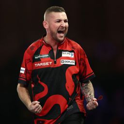 Nathan Aspinall szenvedősen ment tovább; a tavalyi elődöntős kiesett a darts-vb-n