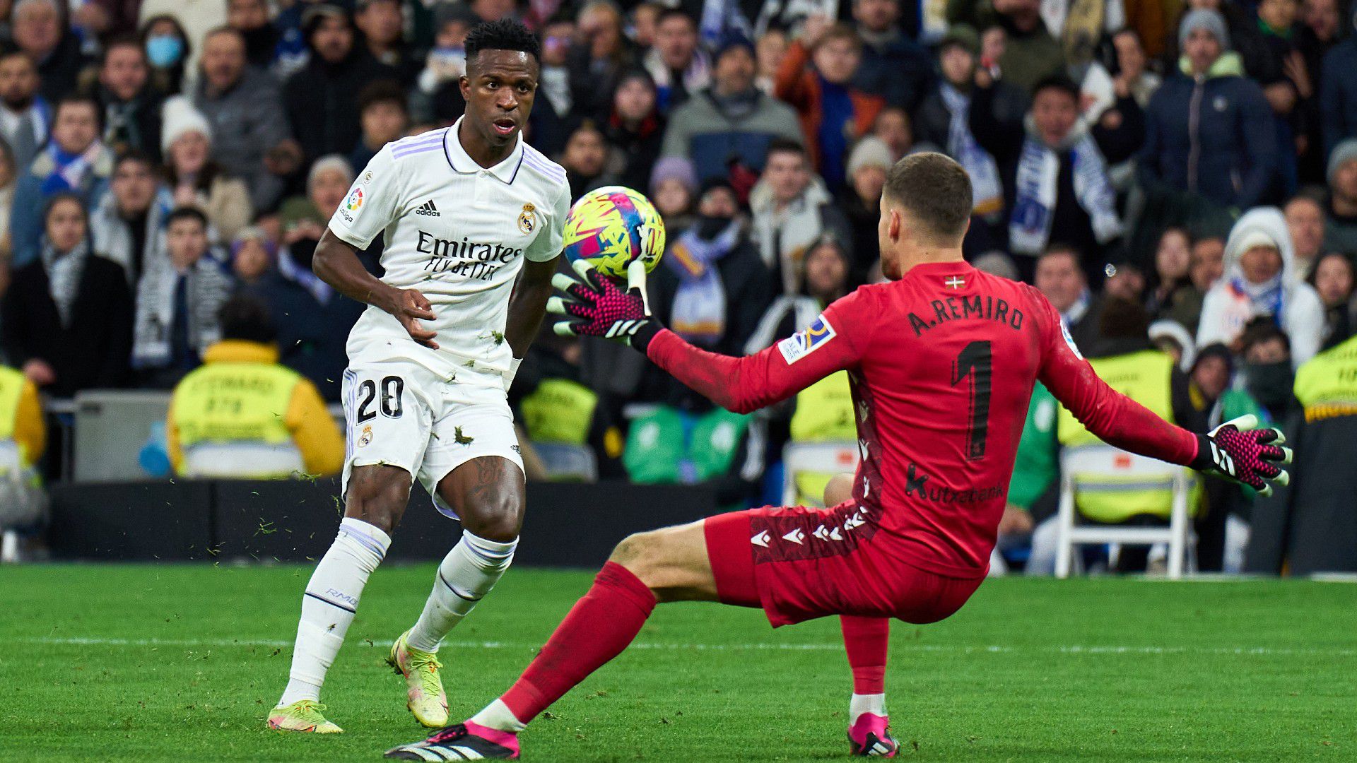 A Real Madrid brazil támadója, Vinícius háromszor is szemtől szemben állt a Real Sociedad kapuját védő Remiróval, ám a párbajt rendre a vendégek kapusa nyerte – így gól nélküli döntetlenre végeztek a csapatok.