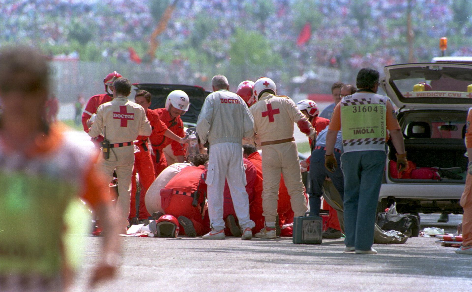 1994. mújus 1., Imola. Ők alighanem már tudják, Senne nem élte túl a balesetet, de szájukra lakatot tettek... (Fotó: Getty Images)