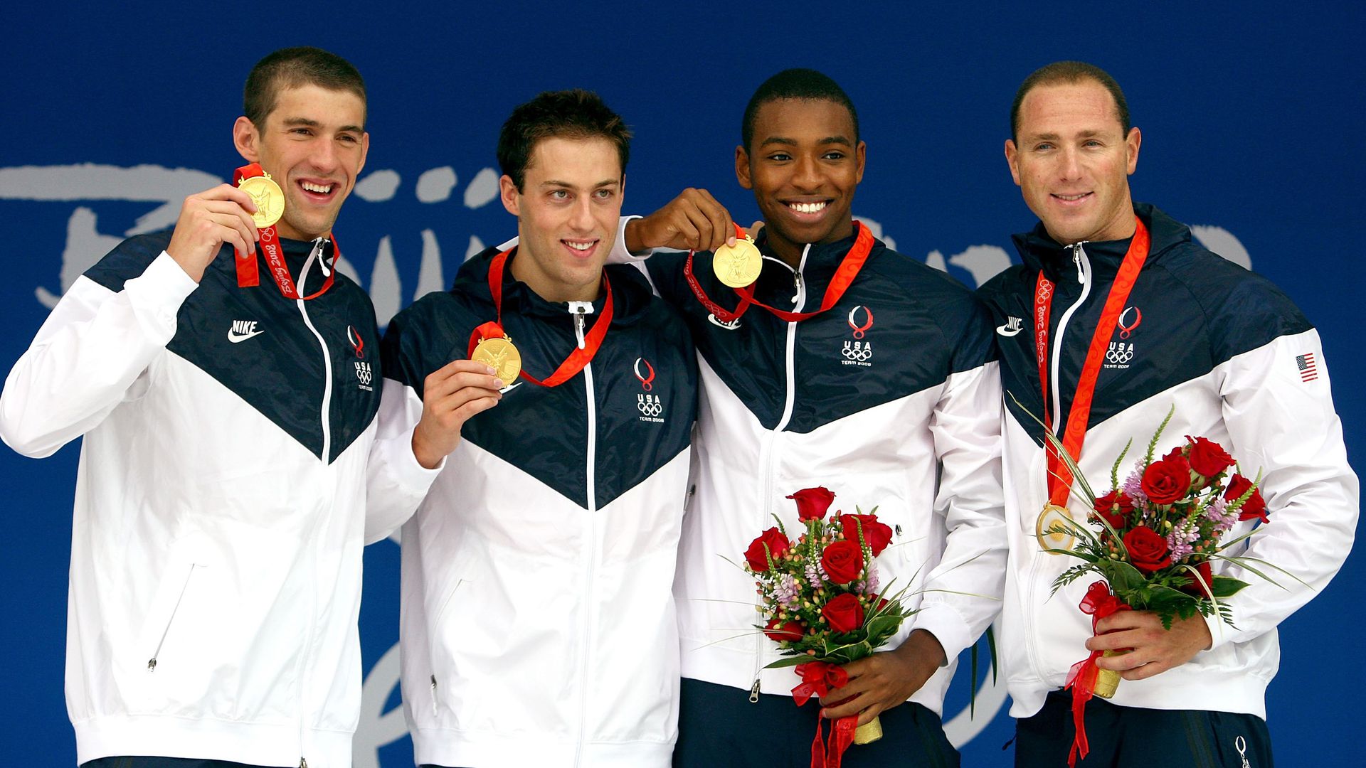 Cullen Jones (jobbról a második) a csapattársaival és a pekingi arannyal (Fotó: Getty Images)