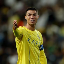 Obszcén gesztus miatt eltiltották Cristiano Ronaldót