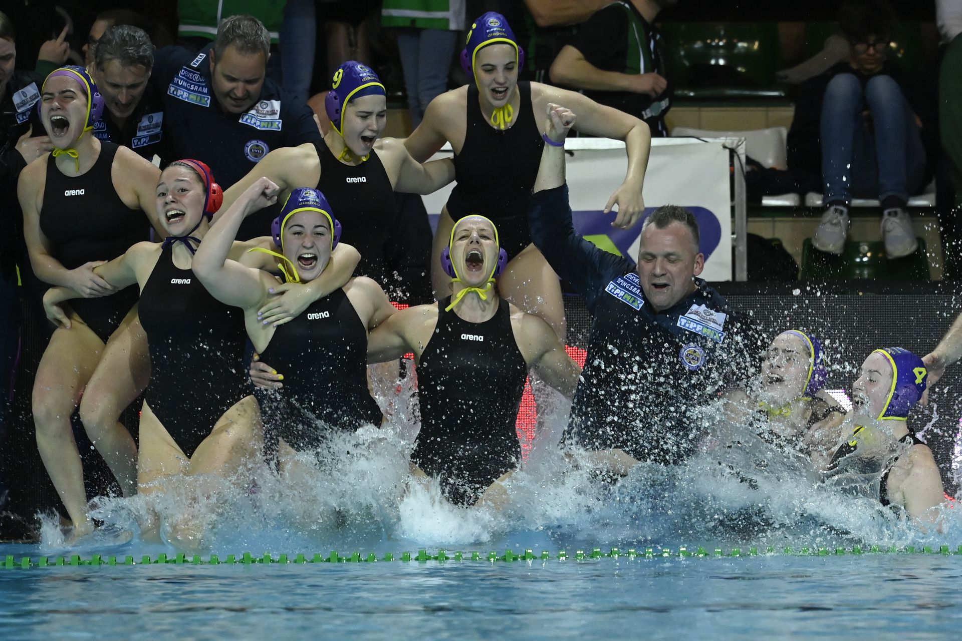 A révbe érés pillanata: a kiélezett döntő végén az UVSE játékosai fürödhettek. Fotó: MTI/Kovács Tamás