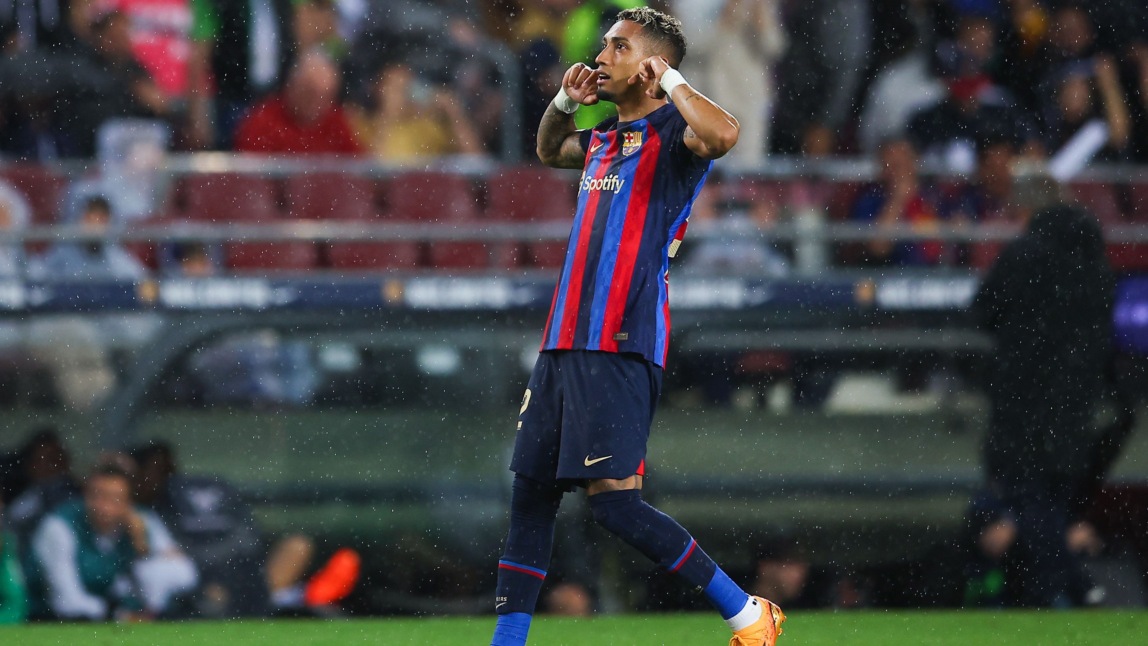 Raphinha remekelt, négy gólig jutott a Barcelona – videóval