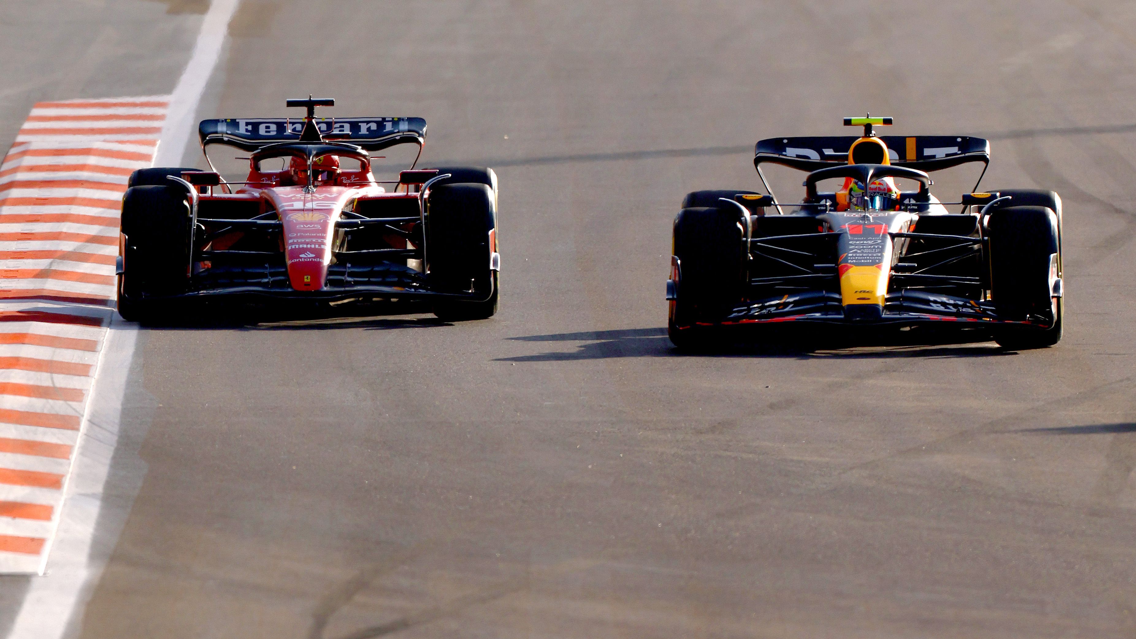 A kulcspillanat: a Red Bull és Perez (jobbra) megelőzte Leclerc Ferrariját
