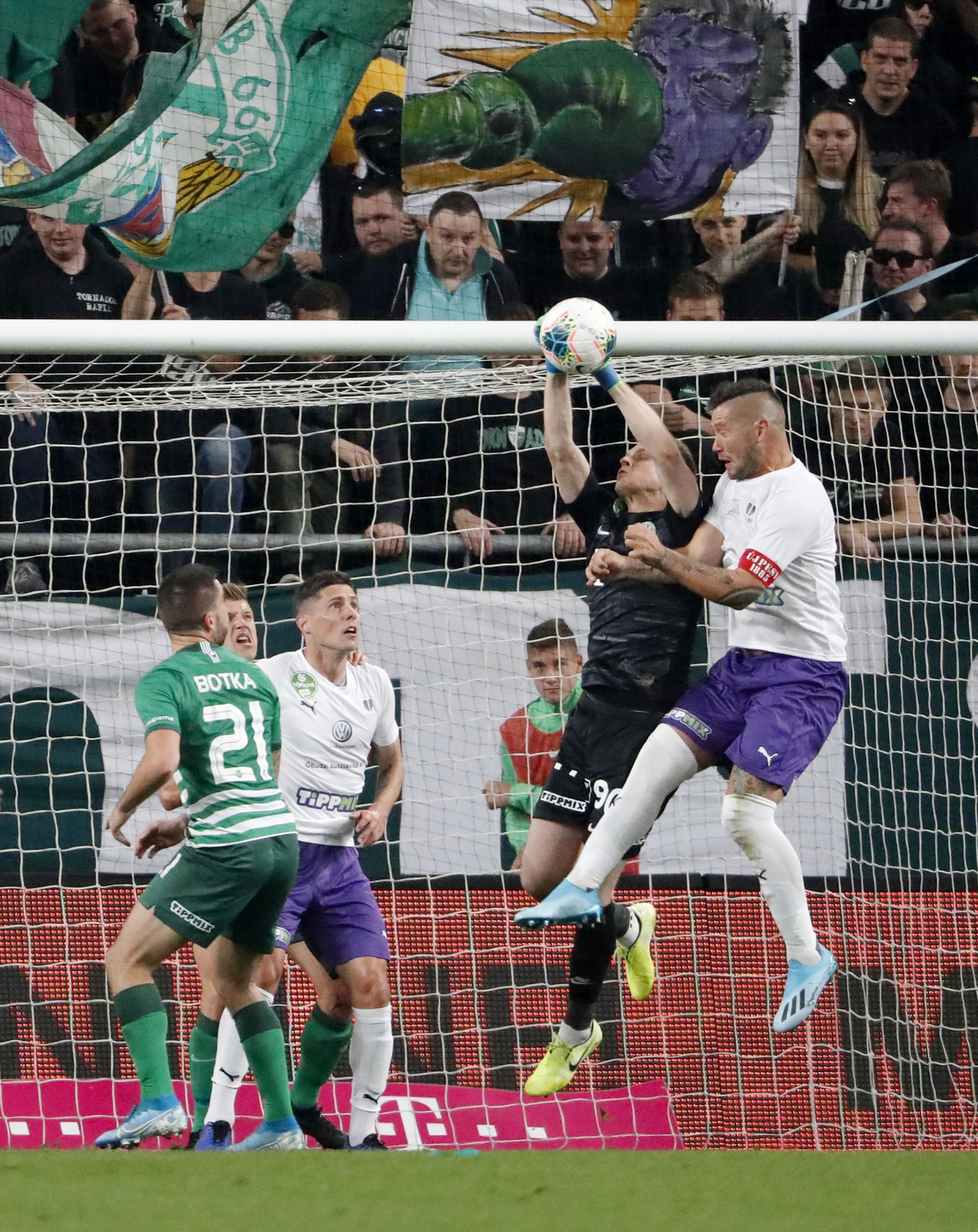 Régi idők derbije: a Ferencváros csapatkapitányának eszén még Feczesin Róbert sem tudott túljárni (fotó: Getty Images)
