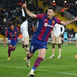 Egy félidőnyi emberelőny és Lewandowski-tripla, súlyos egyéni hibák után nyert a Barca