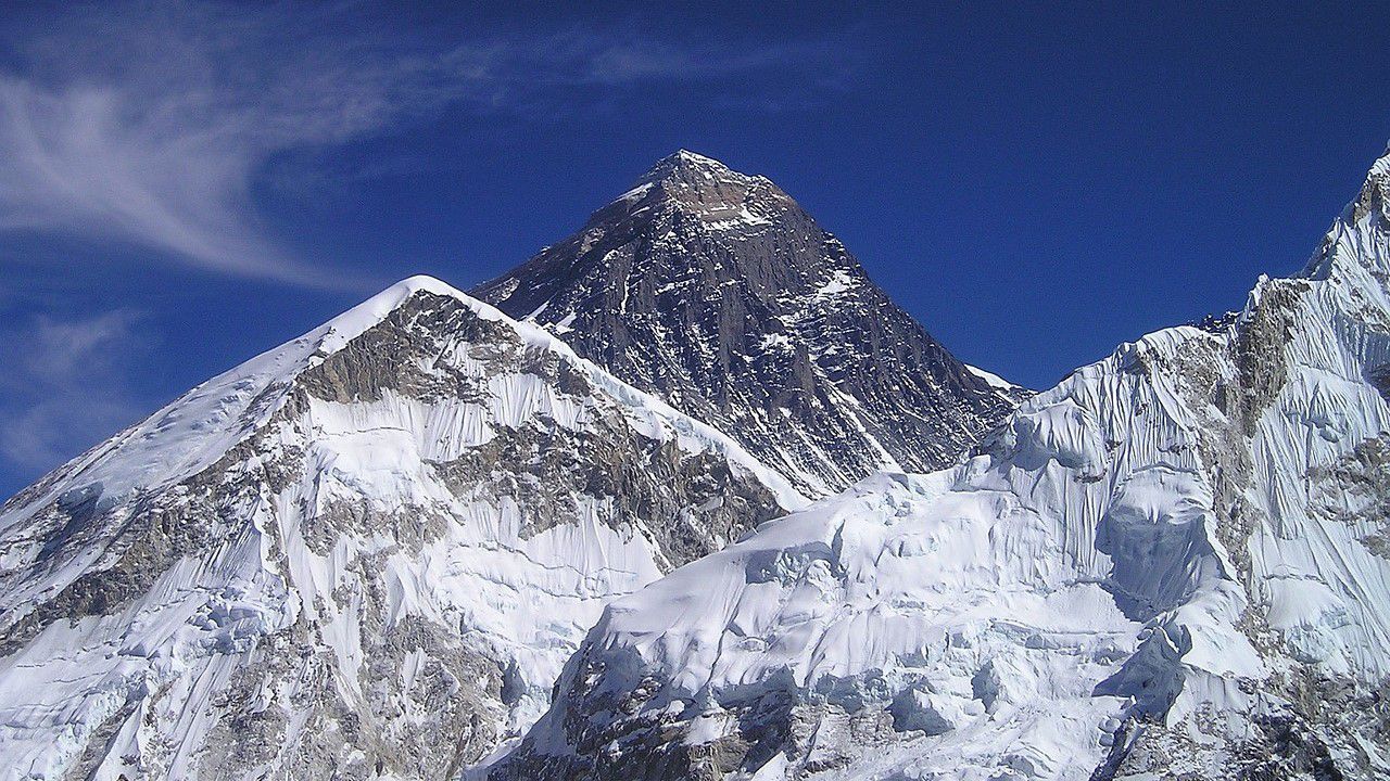 Serpákat tüntettek ki a Mount Everest első megmászásának 70. évfordulóján Nepálban
