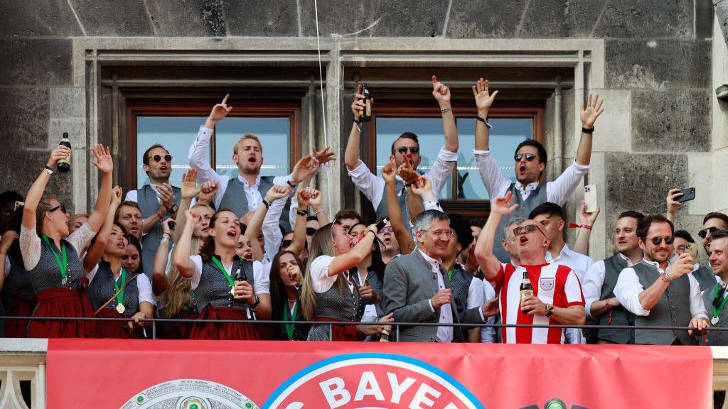 Menekültek a játékosok a Bayern bajnoki ünnepléséről – videóval
