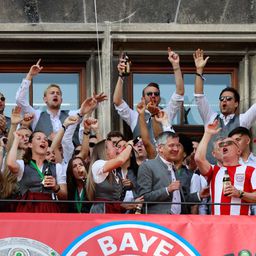 Menekültek a játékosok a Bayern bajnoki ünnepléséről – videóval