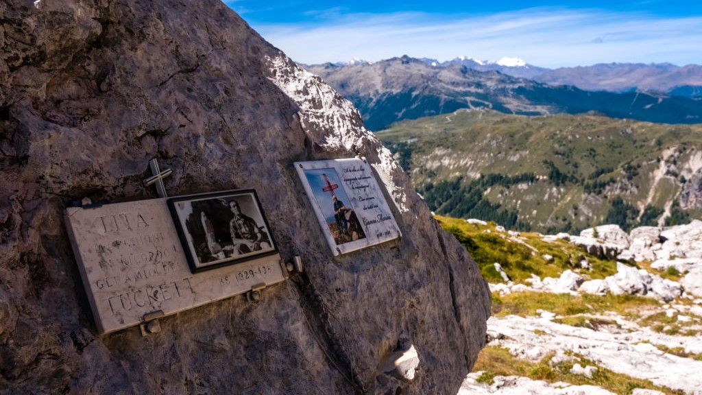 Emléktábla az olasz Alpokban, azoknak, akik ott vesztették életüket (Fotó: Getty Images)