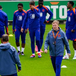 Ronald Koeman és a játékosok a holland válogatott szerdai edzésén