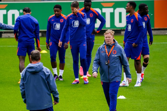 Ronald Koeman és a játékosok a holland válogatott szerdai edzésén