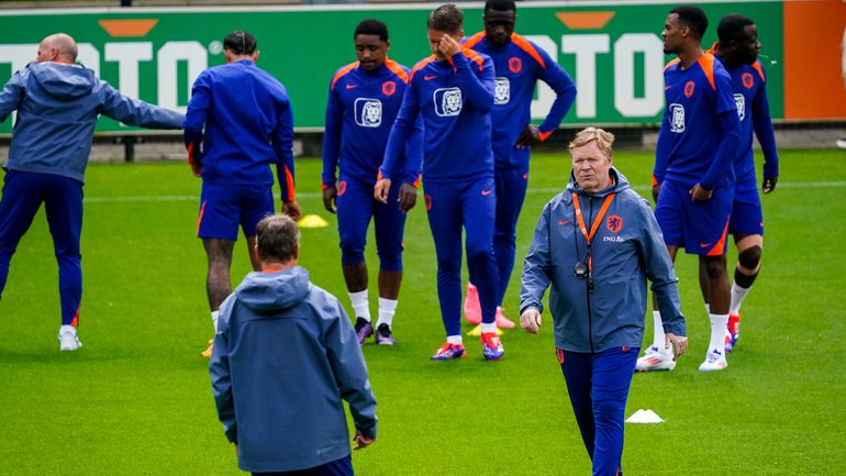 Ronald Koeman és a játékosok a holland válogatott szerdai edzésén