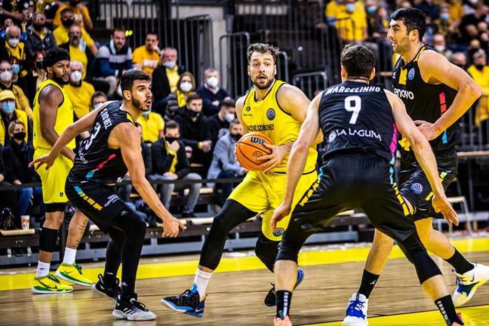 Benke Szilárd (a labdával) elhagyja a Falcót