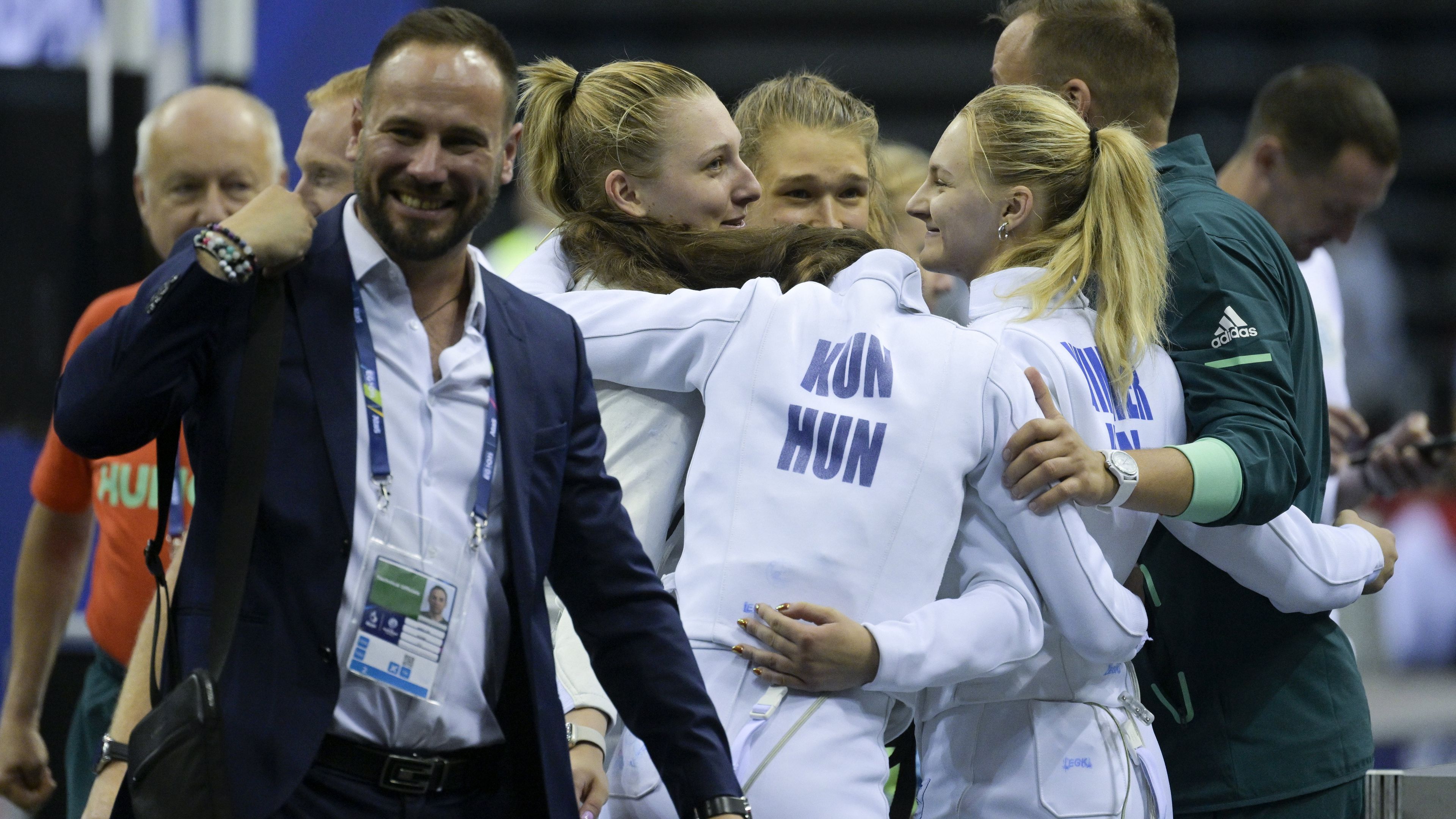 A Muhari Eszter, Büki Lili, Kun Anna, Wimmer Dorina női párbajtőr csapat ezüstérmes lett (Fotó: MTI/Koszticsák Szilárd)