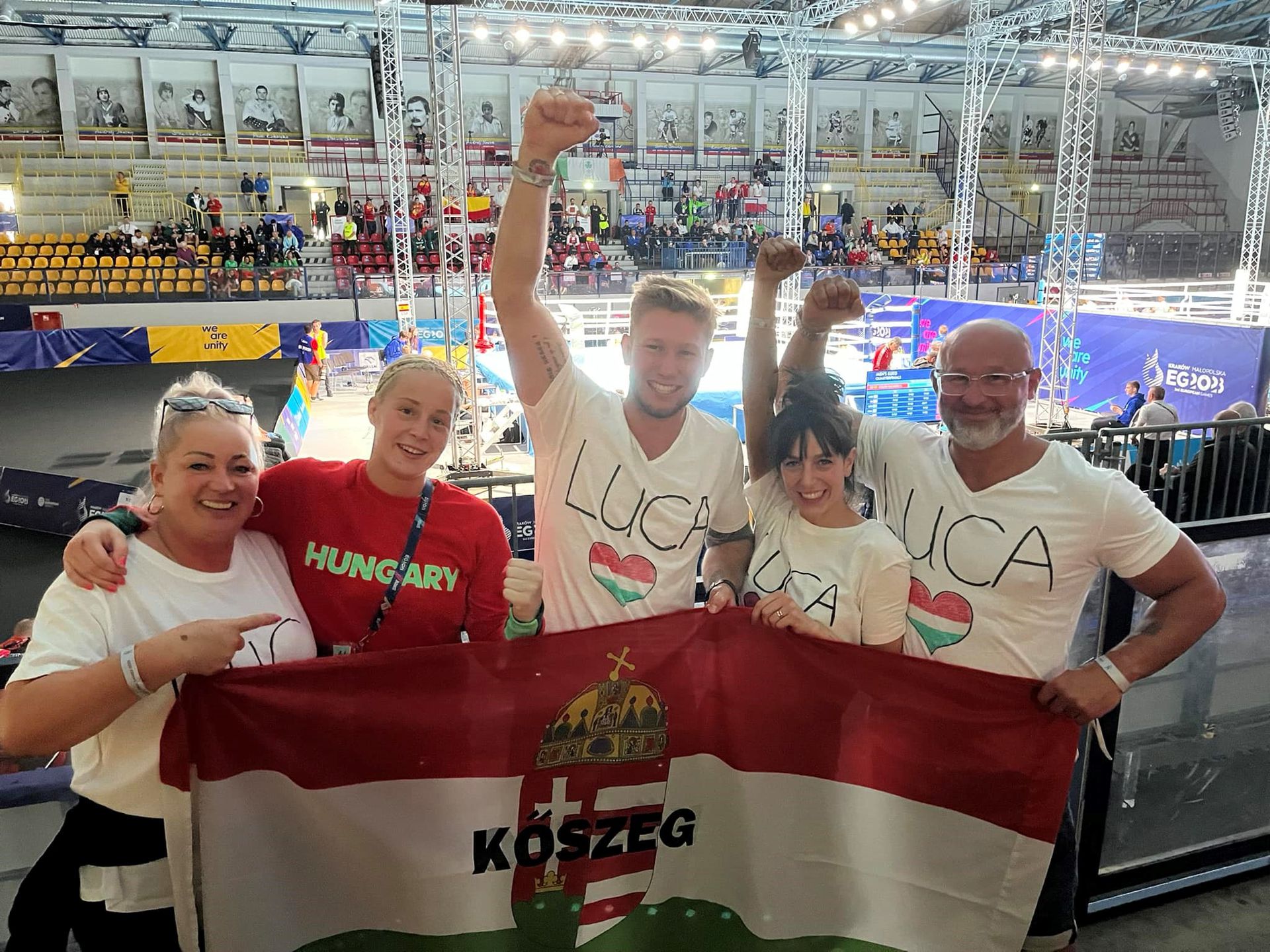 Luca a családjával, köztük a példaképének számító bátyjával, Ádámmal (középen) ünnepelte sikerét / Fotó: Facebook