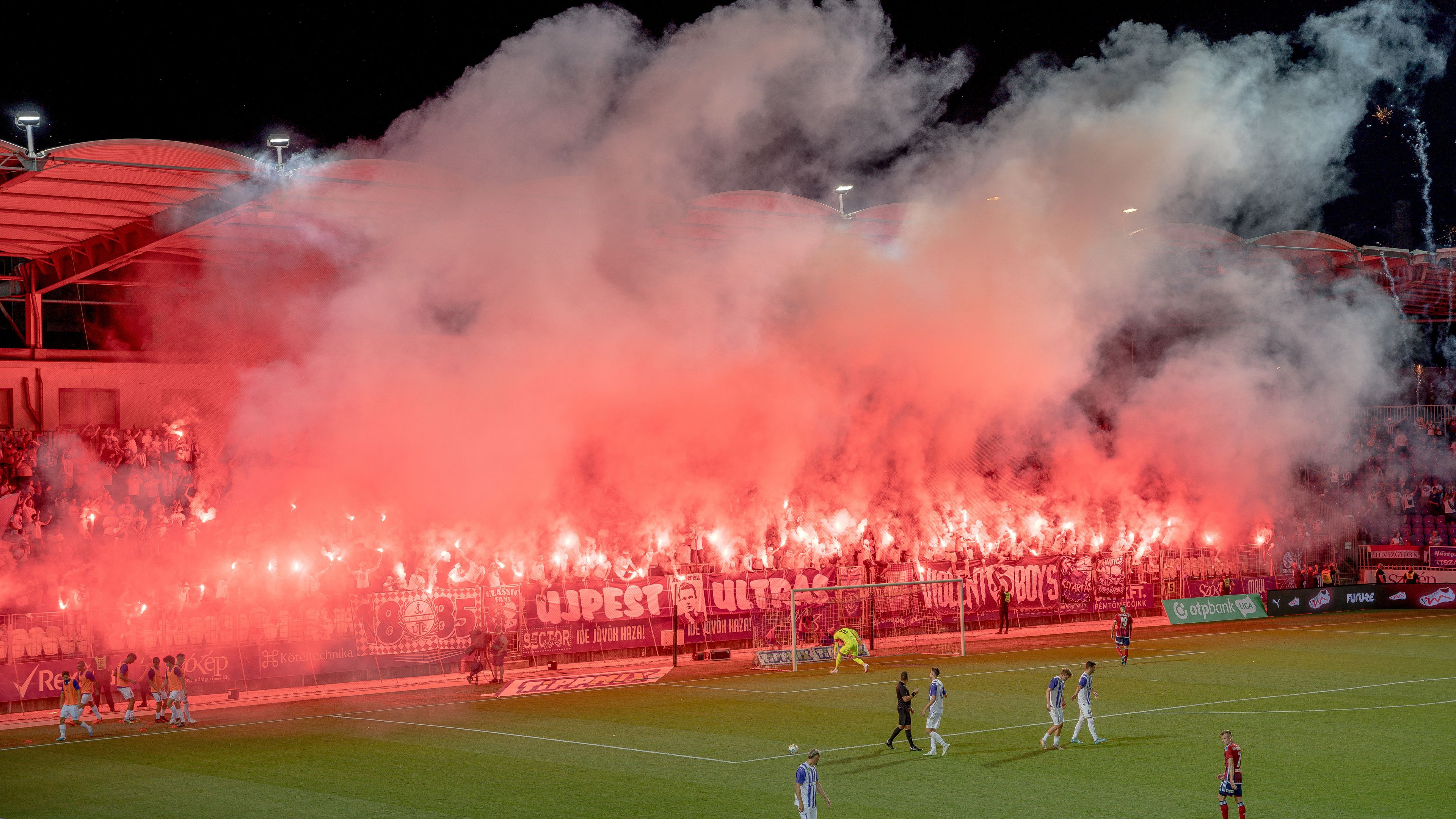 A hazai szurkolók látványos műsorral dobták fel az egyébként sem rossz hangulatot a Szusza Ferenc Stadionban. (Fotók: Cselleng Ádám)