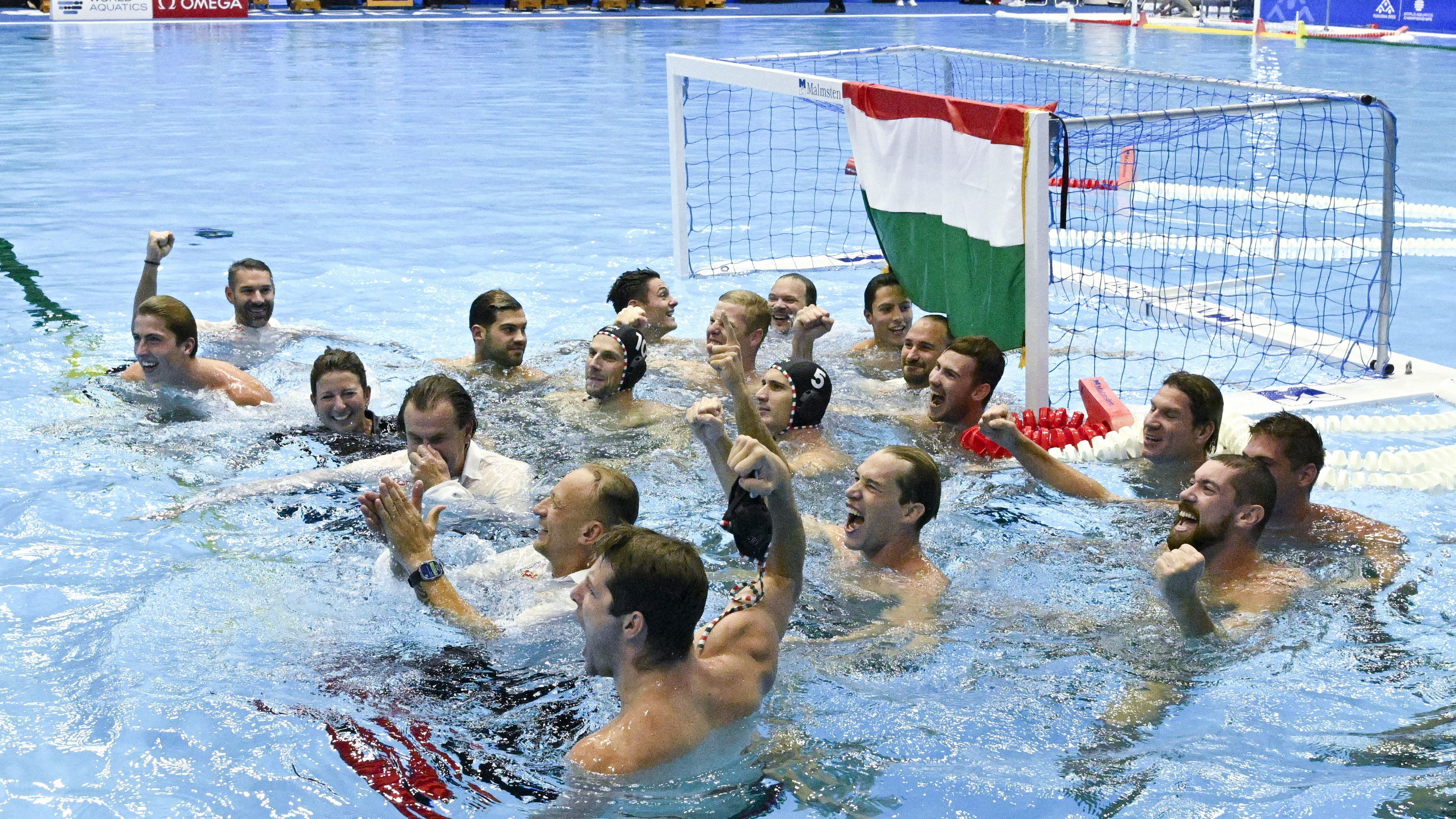 A magyar csapat ünnepli győzelmét a férfi vízilabdatorna döntőjében játszott Magyarország - Görögország mérkőzés végén. A magyar férfi vízilabda-válogatott ötméteresek után 14-13-ra győzött a görög csapat ellen és aranyérmet nyert. MTI/Koszticsák Szilárd