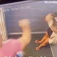 Döbbenetes videó, 61-szer ütötte meg a barátnőjét a liftben a korábbi kosárlabdázó