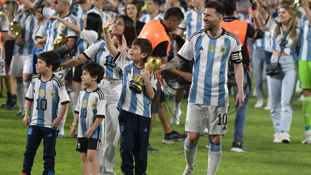 Thiago Messi (trófeával a kezében) édesapja nyomdokaiba lép