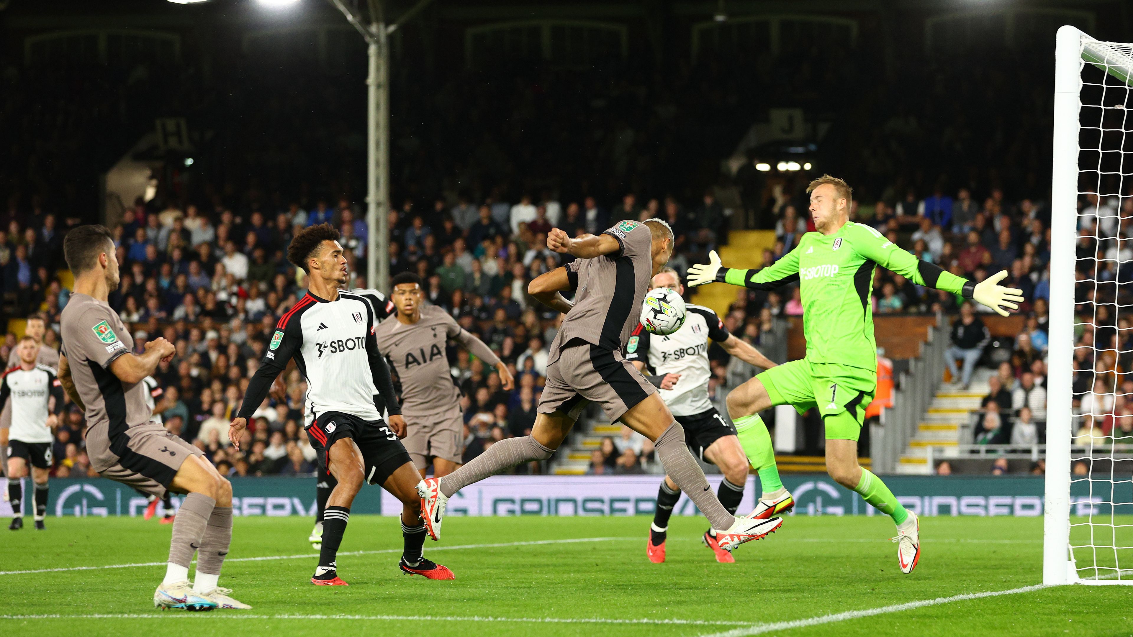 A Fulham kiejtette a Tottenhamet az angol Ligakupából; Kerkez beállása után fordított a Bournemouth