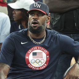 Csillagászati összegért kelhet el LeBron James középiskolás meze