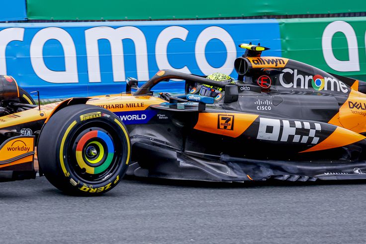 Piros zászlókkal tarkított második szabadedzés, két pilótán is kifogott a holland pálya – videókkal