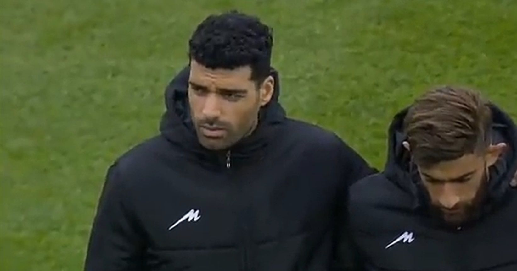 A válogatott játékosai fekete kabátot viseltek a himnusz alatt (Fotó: Twitter)