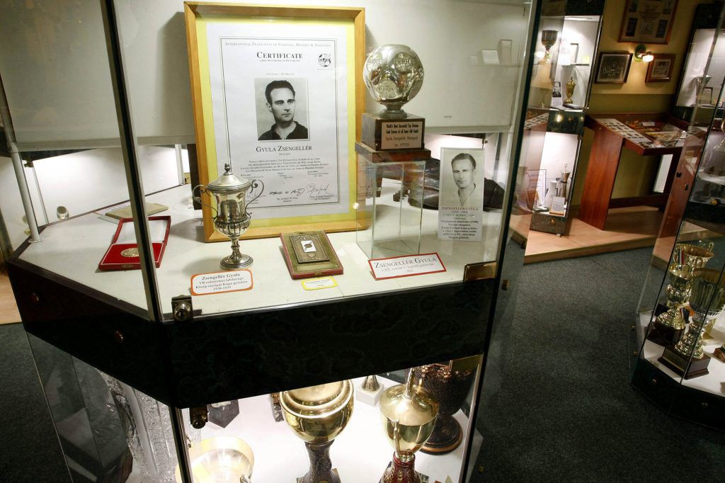 A Zsengellér Gyula relikviáit bemutató vitrin a ceglédi sportmúzeumban (Fotó: Bugány János/MTI)