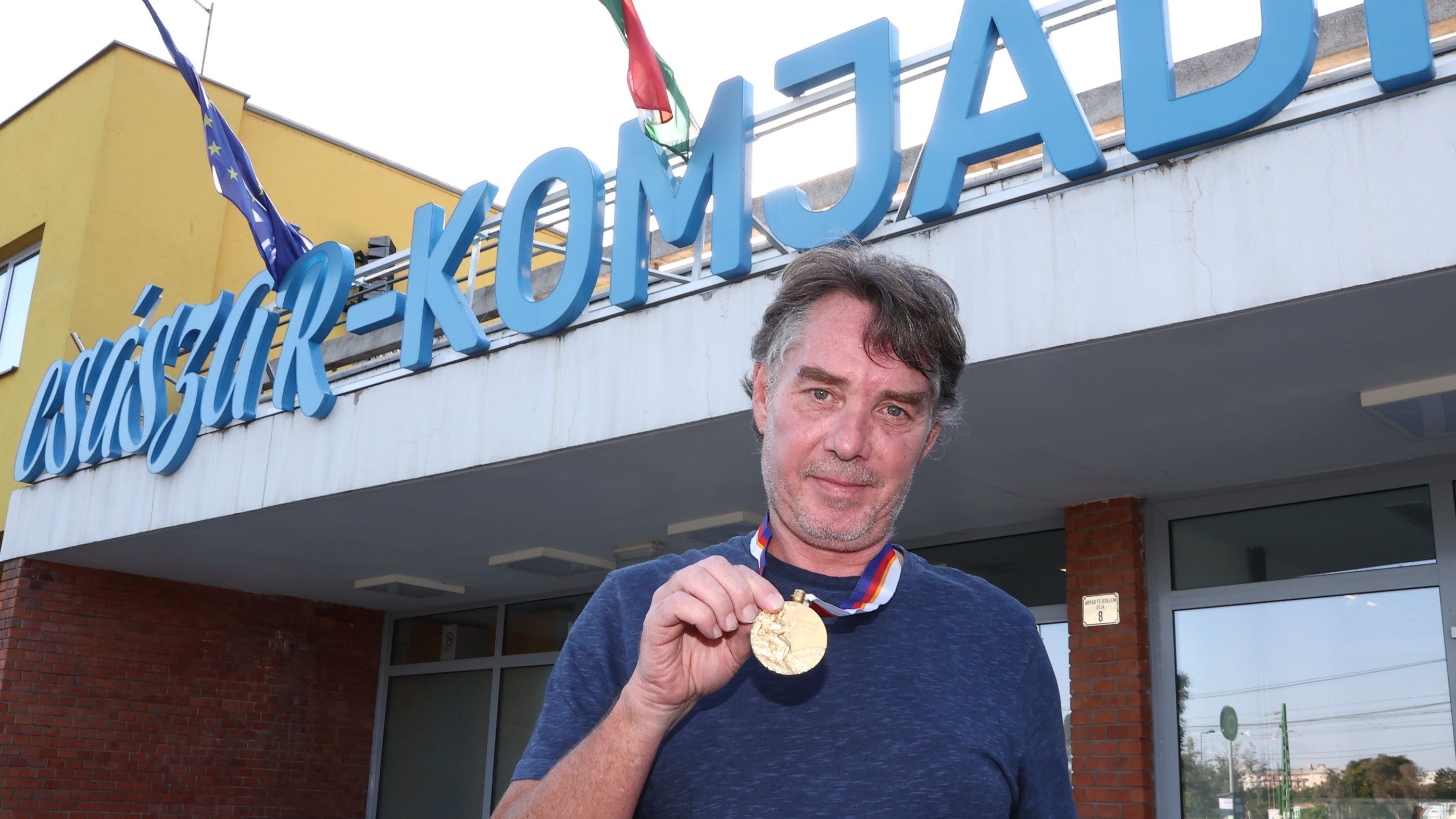 Szabó Joe és nagy kincse, a 35 éve szerzett olimpiai aranyérem /Fotó: Pozsonyi Zita