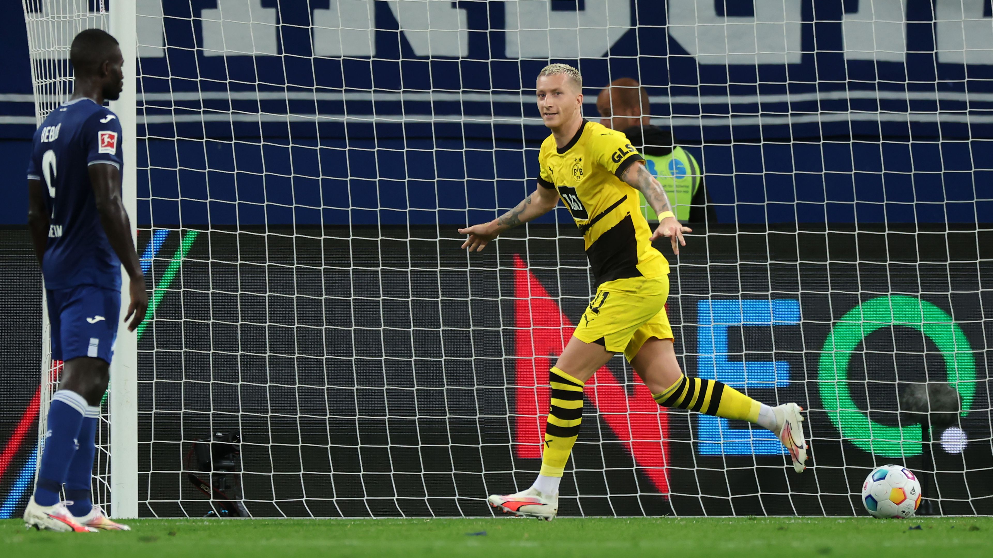 A Dortmund ásza, Marco Reus az első félidő hosszabbításában szerzett fontos gólt a Hoffenheim otthonában