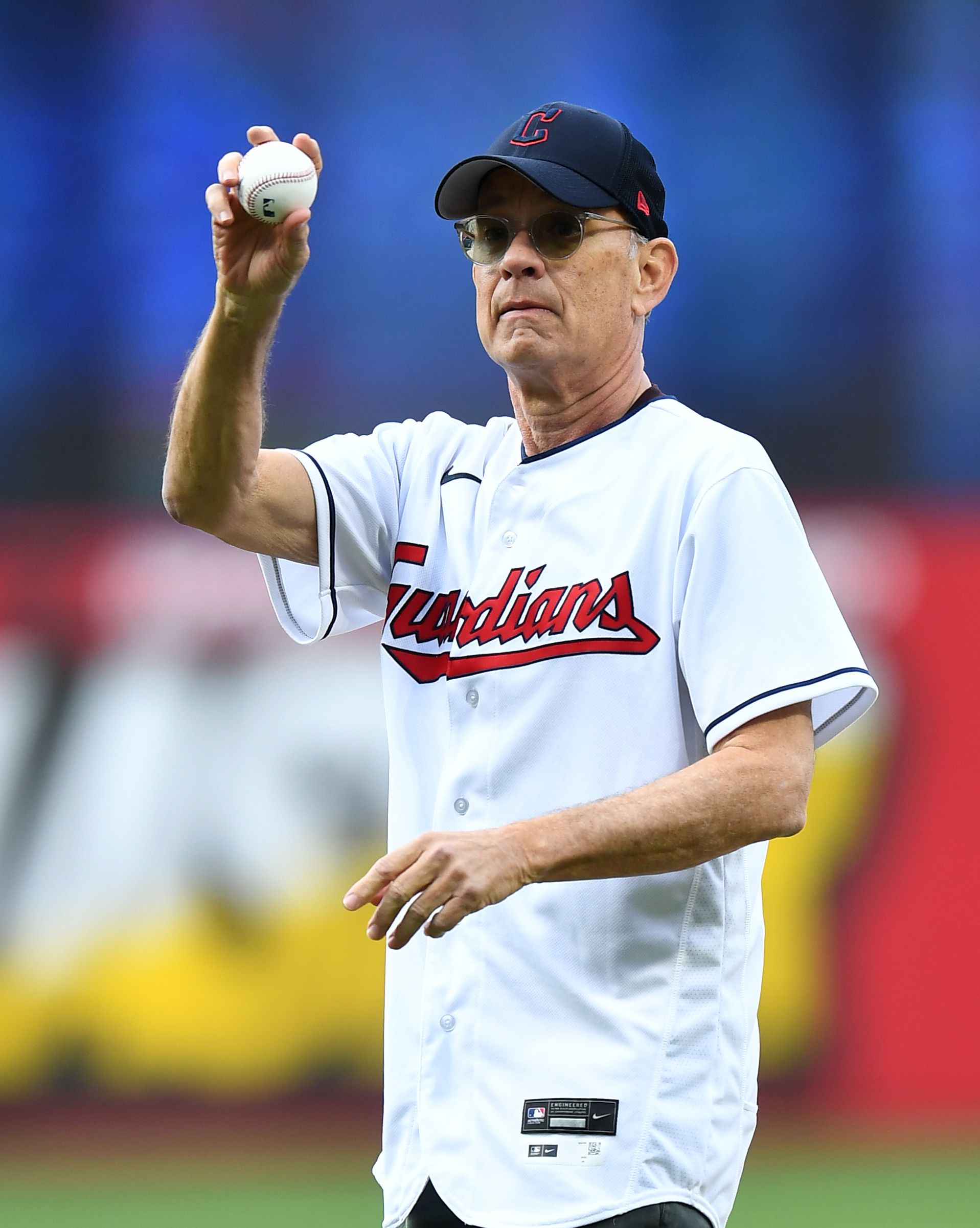 Tom Hanks annyira rajong a baseballért (is), hogy néha még a kezdődobás elvégzésére is vállalkozott (Fotó: Getty Images)