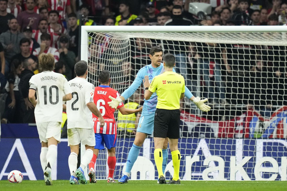 Thibaut Courtois (kékben) tett azért, hogy megdobálják az Atlético ultrái… (Fotó: Getty Images)