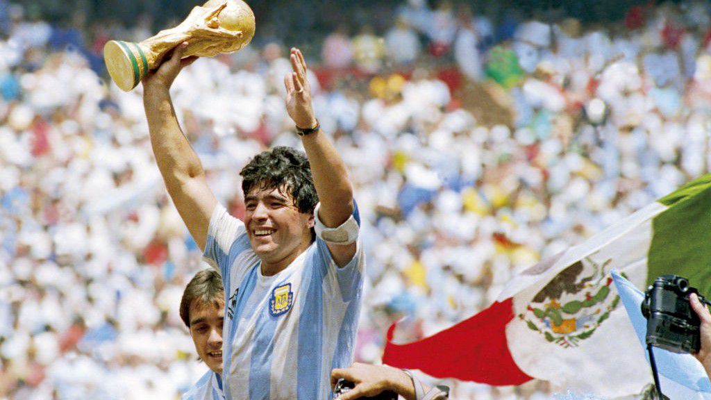 Maradona felért a csúcsra, a(z akkori) világ legjobb futballistája ünnepel a döntő után (Fotó GettyImages)
