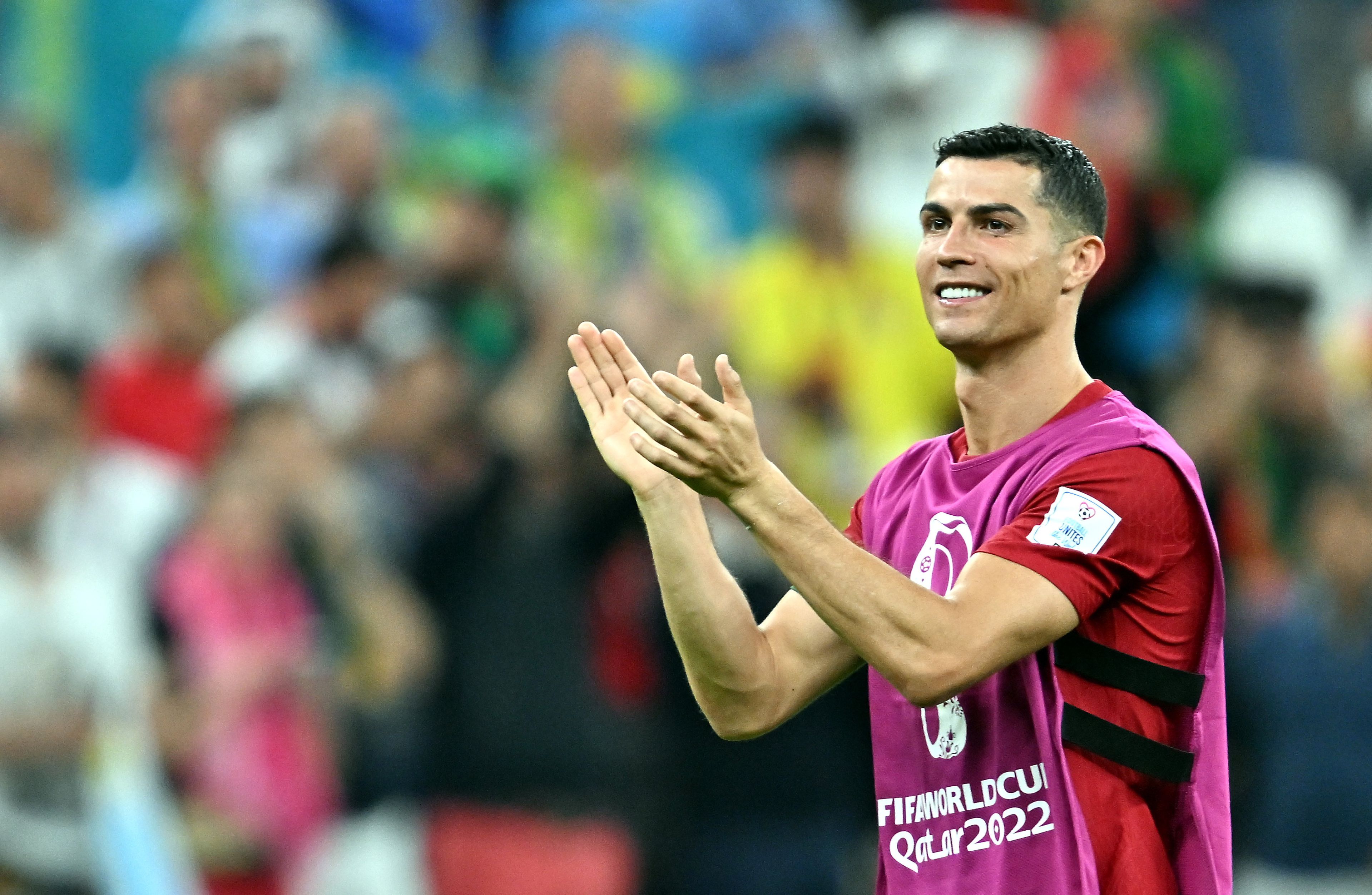 A portugál Cristiano Ronaldo, miután csapata 2-0-ra győzött a katari labdarúgó-világbajnokság H csoportjának második fordulójában játszott Portugália-Uruguay mérkőzésen a Loszail Stadionban (Fotó: MTI/EPA/Nusad Szekkajil)