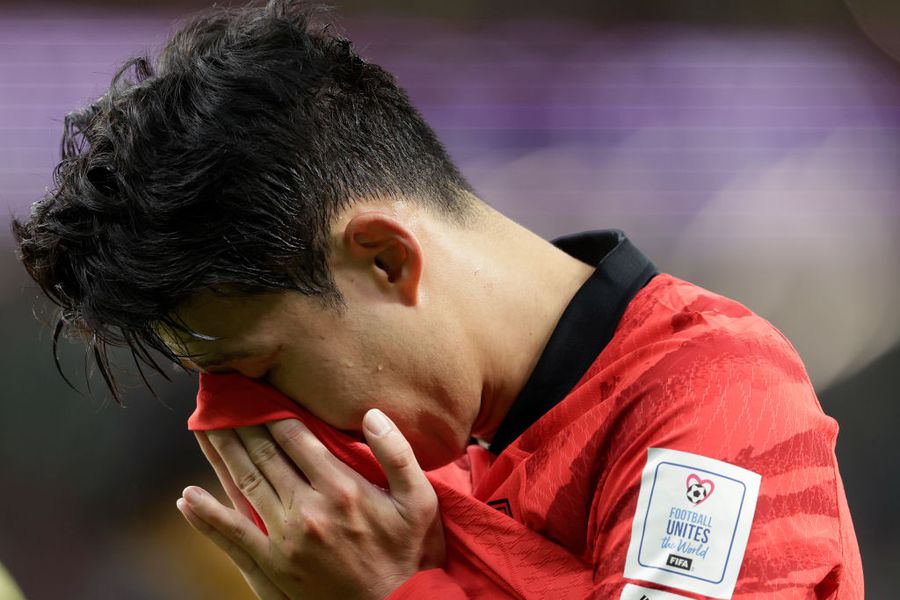 Pofátlanul szelfizett a ghánai edző a sírással küszködő dél-koreai sztárral