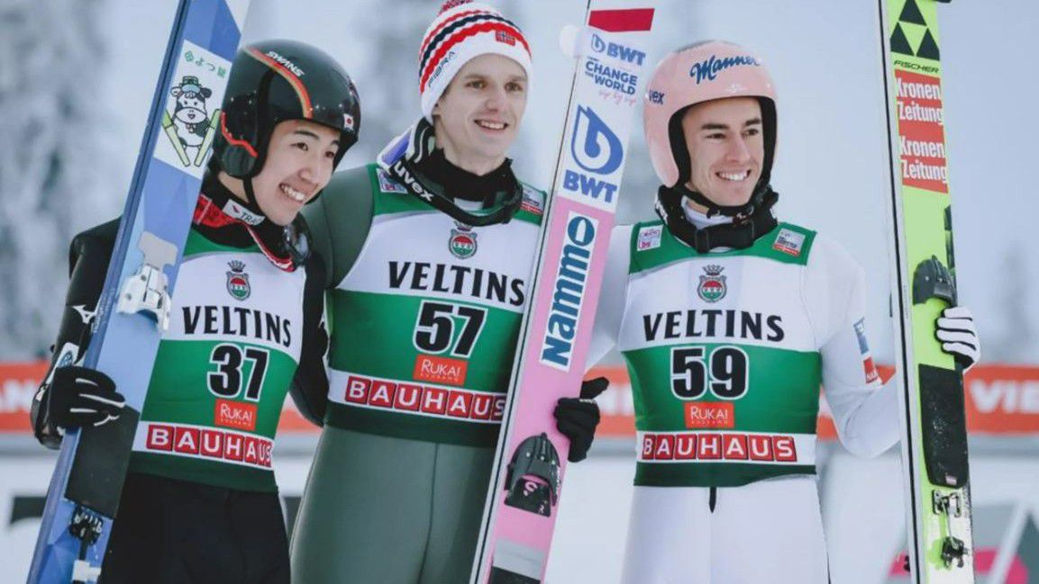 Halvor Egner Granerud (középen) és Stefan Kraft megosztott első helynek örülhetett. (Fotó: FIS)