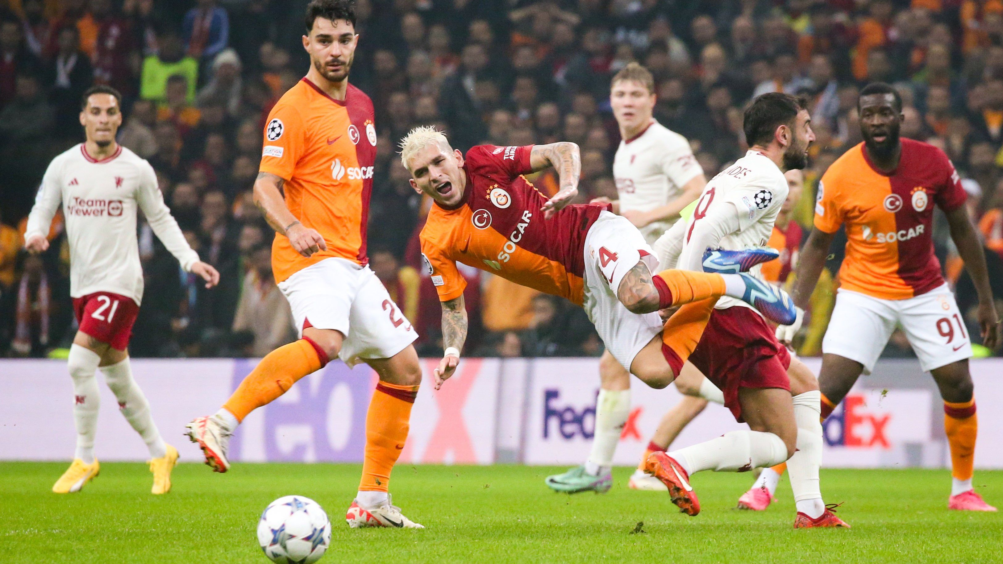 Bruno Fernandes (jobbra) vezérletével az angol csapat kétszer is vezetett két góllal, de a második félidőben nagyot küzdő Galatasaray egyenlített. (Fotó: Getty Images)