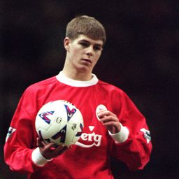 25 évvel ezelőtt debütált a Liverpool legendája, Steven Gerrard – videóval