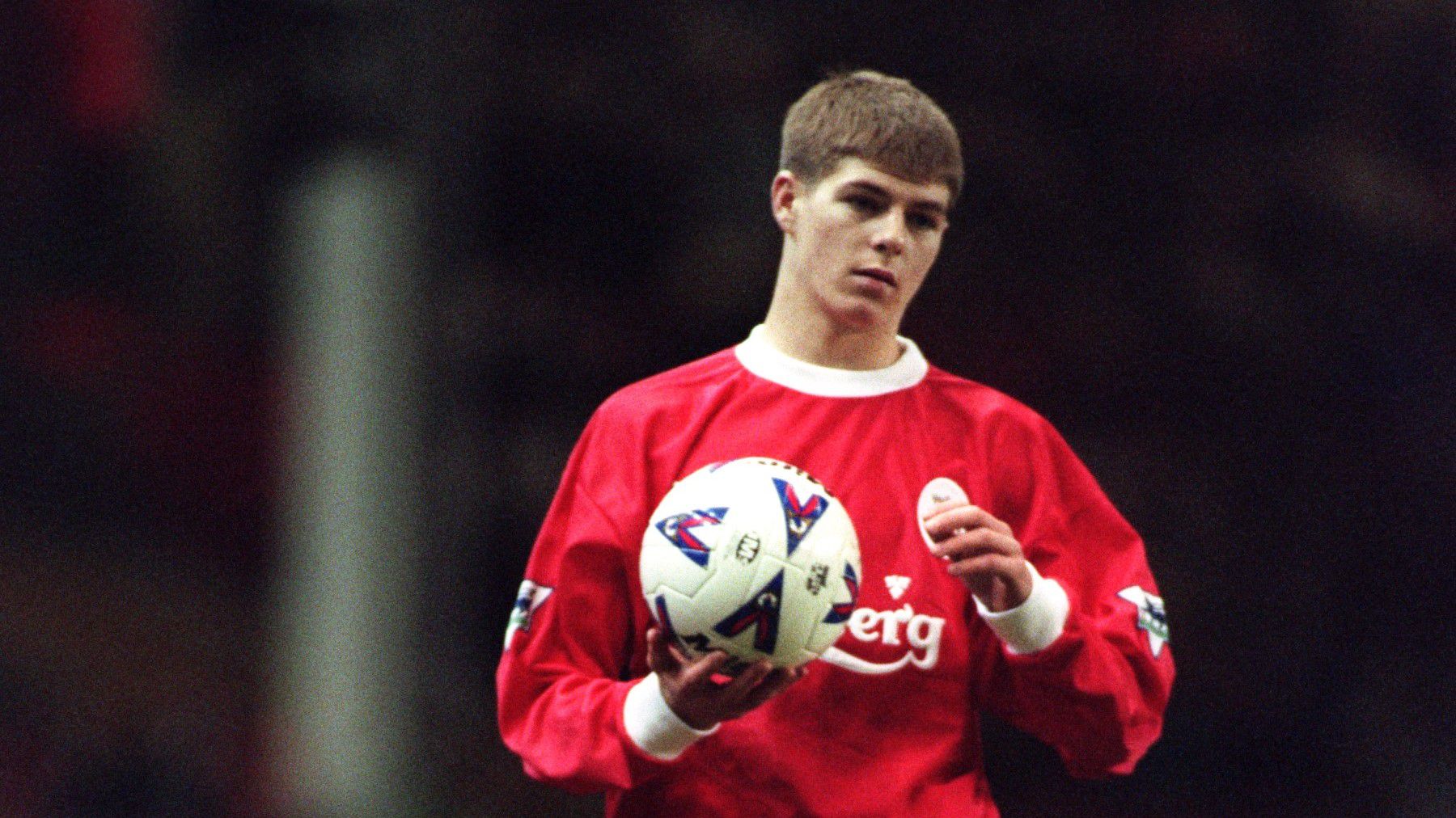 25 évvel ezelőtt debütált a Liverpool legendája, Steven Gerrard – videóval