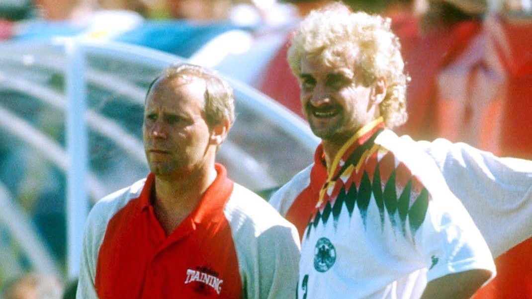 Régi idők focija: Berti Vogts (balra) tudja, milyen jó futballista volt Rudi Völler