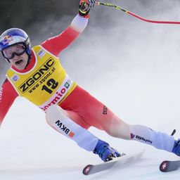 VIDEÓ: Kutya zavarta meg a szuperóriás-műlesiklók versenyét