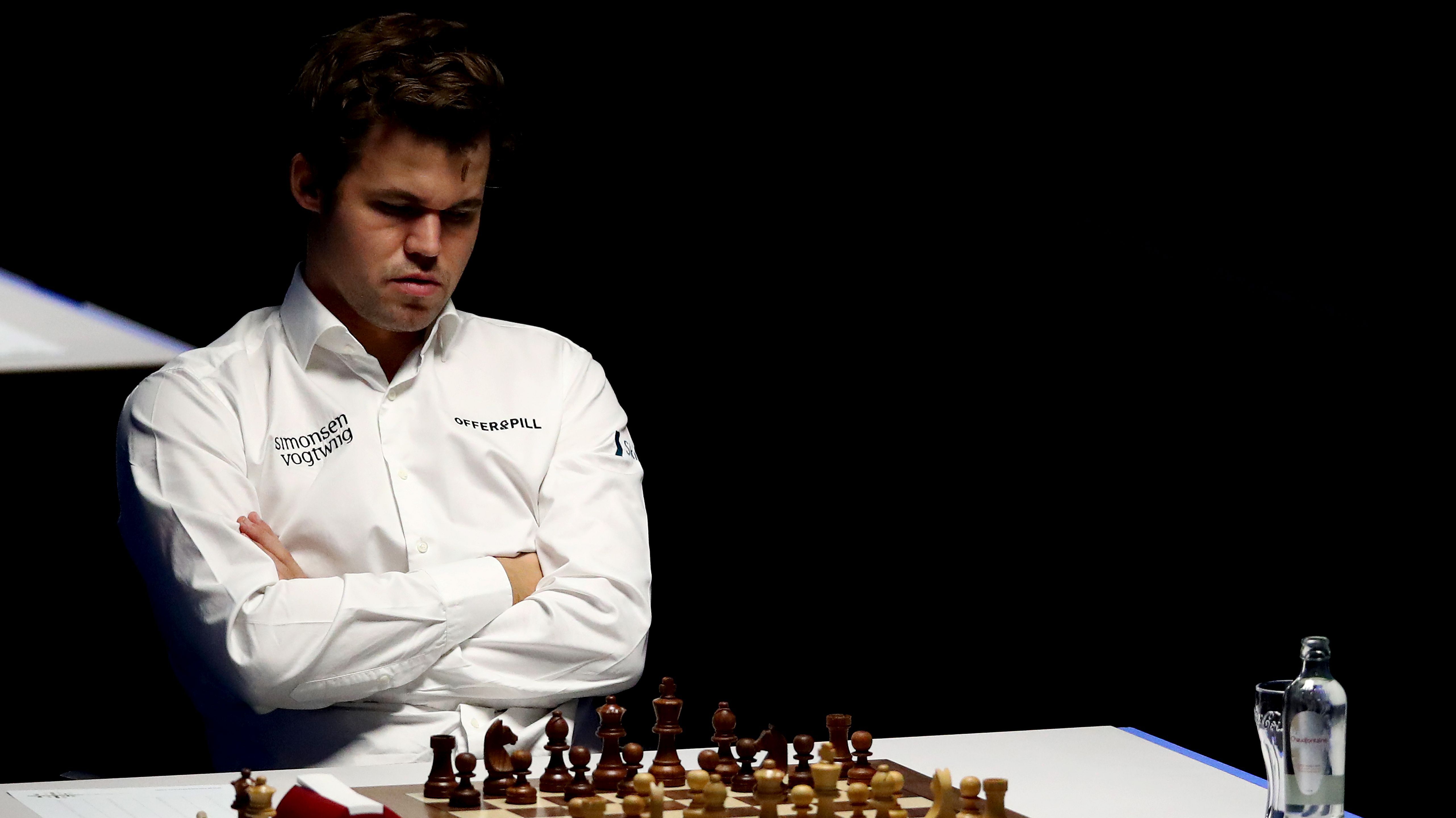 Carlsen majdnem lekéste a vb-nyitómeccset