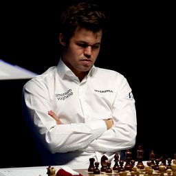 Carlsen majdnem lekéste a vb-nyitómeccset