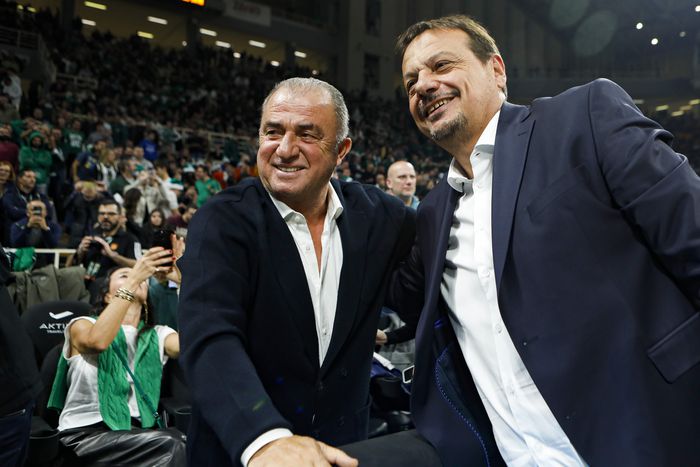 Fatih Terim (balra) a Panathinaikosz új vezetőedzője